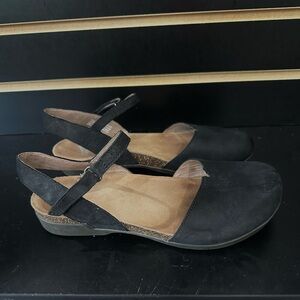 Dansko Rowan closed toe sandal SZ 37